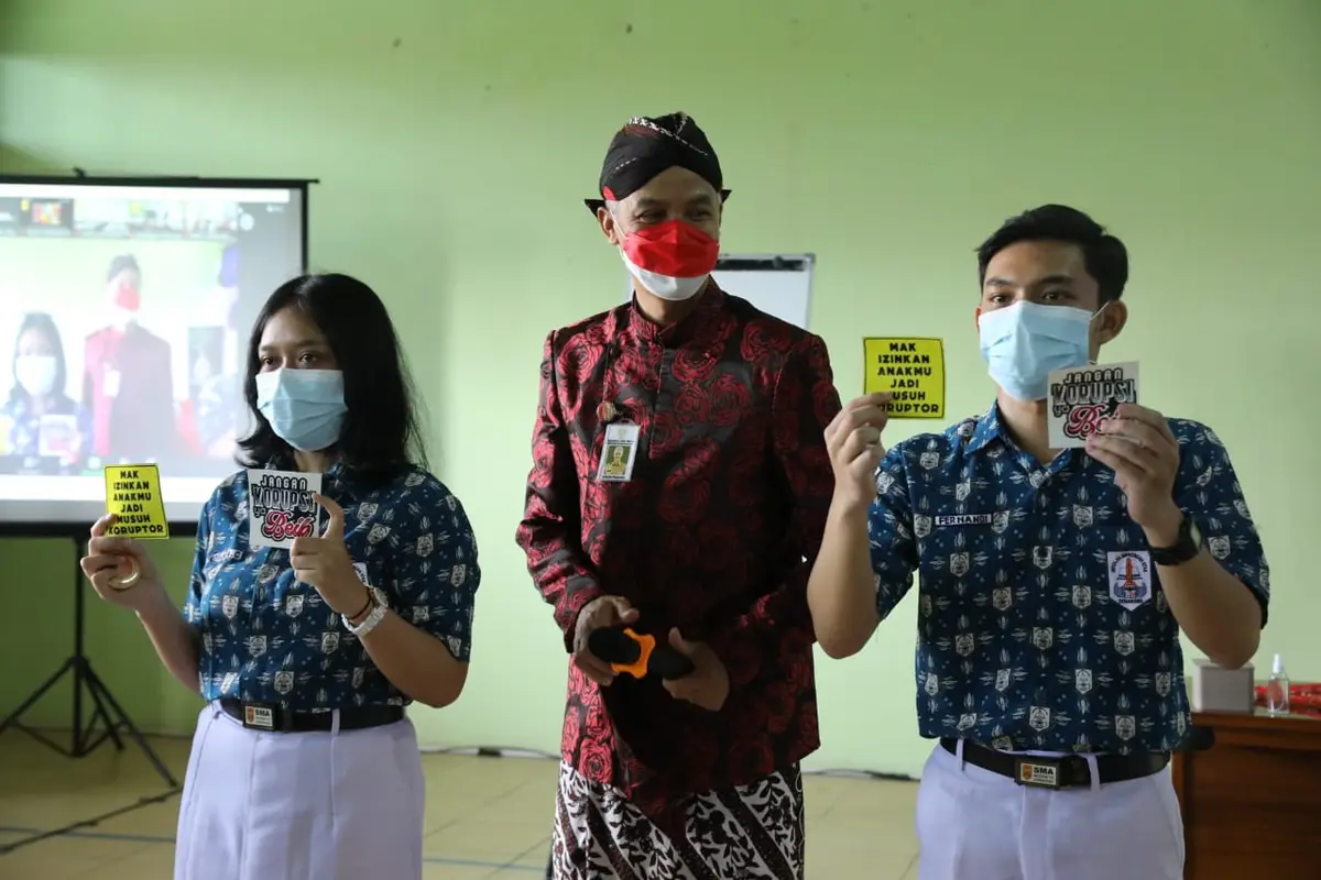 Hari Antikorupsi Sedunia 2021, Ganjar Lantik Siswa-Siswi SMA jadi Agen Anti Korupsi Jateng