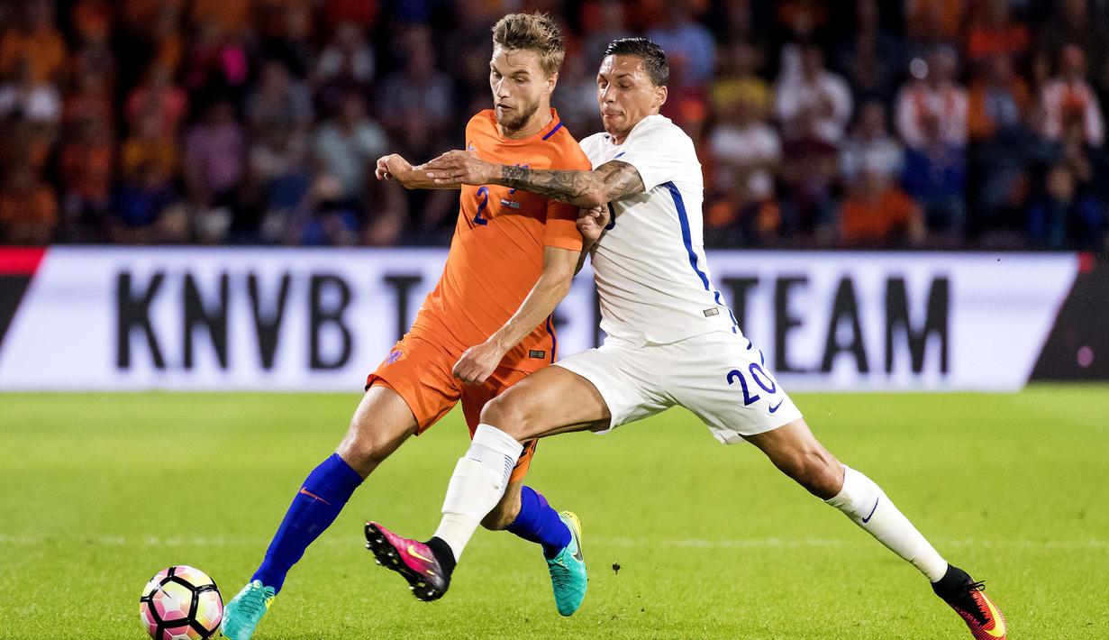 Pemain Belanda, Joel Veltman (kiri) berebut bola dengan pemain Yunani, Jose Cholebas pada laga persahabatan di Stadion Philips,  Eindhoven, (2/9/2016) dini hari WIB. (AFP/ANP/Koen van Weel/Netherlands OUT)