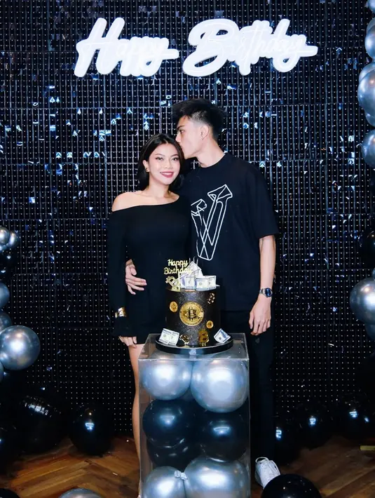 Sebelumnya, Hanum mengejutkan pengikutnya dengan unggahan foto romantis bersama sang kekasih pada bulan Oktober lalu. Meskipun wajahnya masih disembunyikan. Namun, pada bulan November, ia akhirnya menunjukkan wajah Rafly melalui foto mesra yang diunggah di media sosial. (Liputan6.com/IG/@real.hanummegaa)