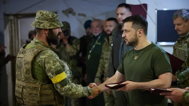 Presiden Ukraina Volodymyr Zelensky mengunjungi garis depan negaranya di tengah invasi Rusia.