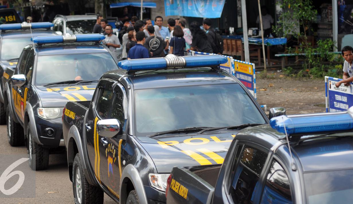 Humas Kepolisian Resor Cilacap Bintoro Wasono mengatakan, kendaraan tersebut akan digunakan untuk operasional dalam persiapan eksekusi terpidana mati di Pulau Nusakambangan, Cilacap, Jateng, Rabu (27/7). (Liputan6.com/Helmi Afandi)