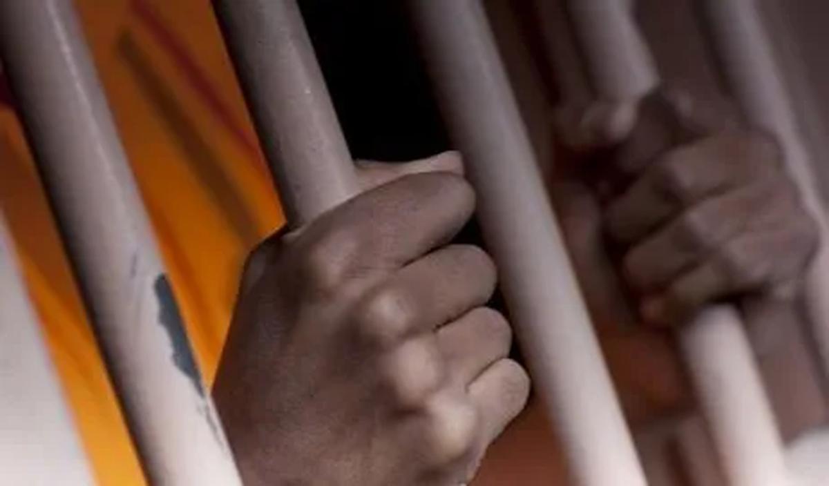 Atas perbuatannya, tersangka dijerat dengan Pasal 310 ayat (4) dan junto Pasal 12 dengan ancaman hukuman 3 tahun penjara. Ditambahkan dengan Pasal 310, ancamannya menjadi 9 tahun penjara.<br>