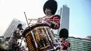 Aksi Scotts Guard alias penjaga Buckingham Palace mengelilingi kawasan Bundaran HI, Jakarta, Minggu (5/6). Aksi Scotts Guard yang didatangkan dari Inggris ini dalam rangka hari ulang tahun Ratu Elizabeth II yang ke-90. (Liputan6.com/Faizal Fanani)