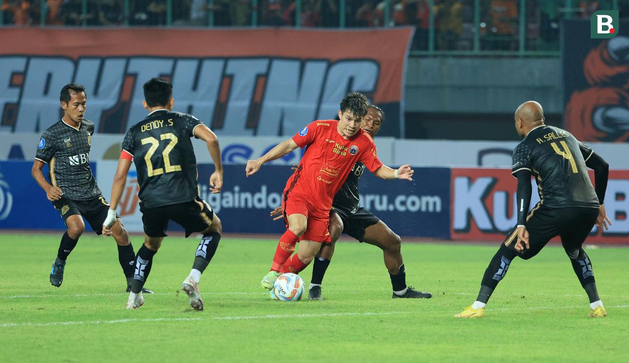 Pemain Persija Jakarta, Ryo Matsumura (tengah) berusaha melewati pemain Bhayangkara Presisi pada laga pekan ketiga BRI Liga 1 2023/2024 di Stadion Patriot Candrabhaga, Bekasi, Minggu (16/7/2023). Persija menang dengan skor 4-1. (Bola.com/M Iqbal Ichsan)