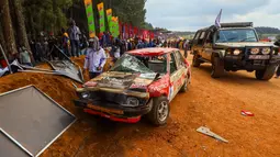 Sebuah mobil balap keluar dari trek tanpa batas pelindung saat sedang mengikuti kompetisi di Sri Lanka pada hari Minggu. (AFP)