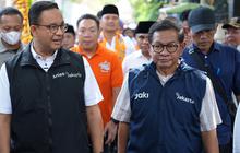 Pakai Rompi yang Sama, Anies Temani Pramono Blusukan di Kapuk