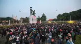 Suasana di kawasan Monumen Tugu Tani, Menteng, Jakarta Pusat, saat aksi Aliansi Mahasiswa Komite Selamatkan Daulat Rakyat (Sadar), Selasa (20/10/2026) sore. Sejumlah mahasiswa memanjat monumen dan membentangkan spanduk raksasa berisi kritik serta tuntutan terhadap pemerintah, bertepatan dengan dua tahun pemerintahan Prabowo-Gibran.(KLY/Budy Santoso)