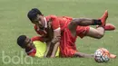 Pemain Persija Jakarta, Sutanto Tan, berebut bola dengan Irfandy Zein  saat latihan. Laga uji coba melawan Timnas Indonesia U-22 juga akan jadi laga perdana Macan Kemayoran di Stadion Patriot. (Bola.com/Vitalis Yogi Trisna)