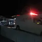 Mobil ambulans yang akan mengantar jenazah istri Gubernur Sulawesi tenggara Agista Ariyani Bombay.(Liputan6.com/Ahmad Akbar Fua)