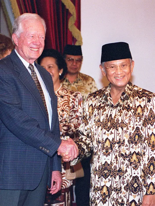 Presiden Indonesia BJ Habibie (kanan) berjabat tangan dengan mantan presiden AS Jimmy Carter saat pertemuan jelang pemilu di Istana Presiden, Jakarta, 6 Juni 1999. (AFP Photo/Agus Lolong)
