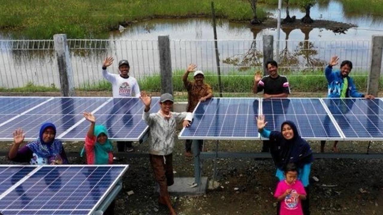 Warga Dusun Bondan menikmati teknologi energi baru terbarukan HEOP (Hybrid Energy One Pole), Program CSR Pertamina RU IV Cilacap