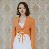 Beginilah potret Wika Salim yang mencuri perhatian. Penyanyi 30 tahun ini memadukan blazer warna merah dan bralette dengan mini skirt warna hitam. (Instagram/wikasalim).