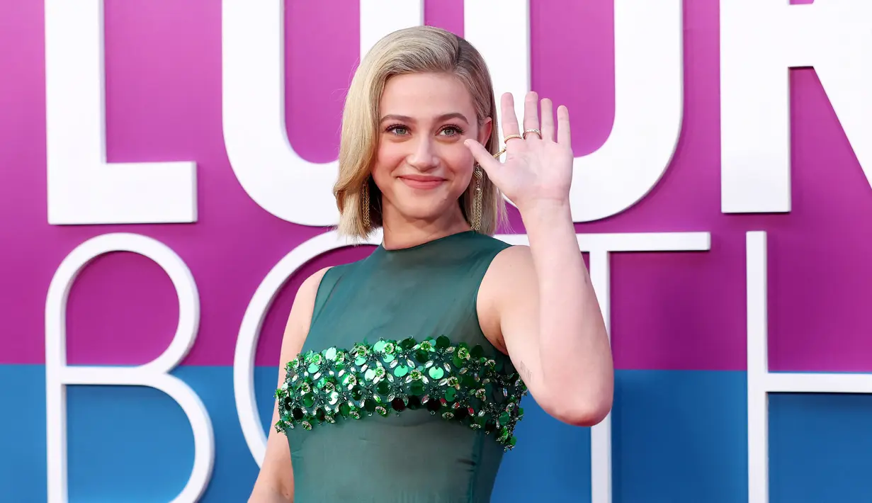 Lili Reinhart menghadiri pemutaran perdana film Look Both Ways di TUDUM Theatre, Hollywood, California, Amerika Serikat, 16 Agustus 2022. Lili Reinhart tampak anggun saat berpose di depan kamera yang berkedip-kedip. (Emma McIntyre/Getty Images/AFP)
