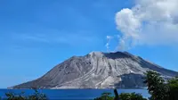 Kondisi visual Gunung Ruang di Kabupaten Kepulauan Sitaro, Sulut, pada Sabtu (18/5/2024).