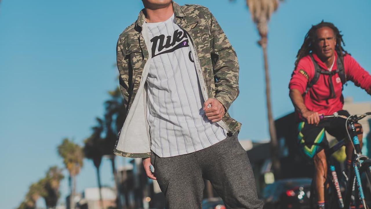 Fashion Wijin Mengenakan Jaket Army dan Celana Jogger