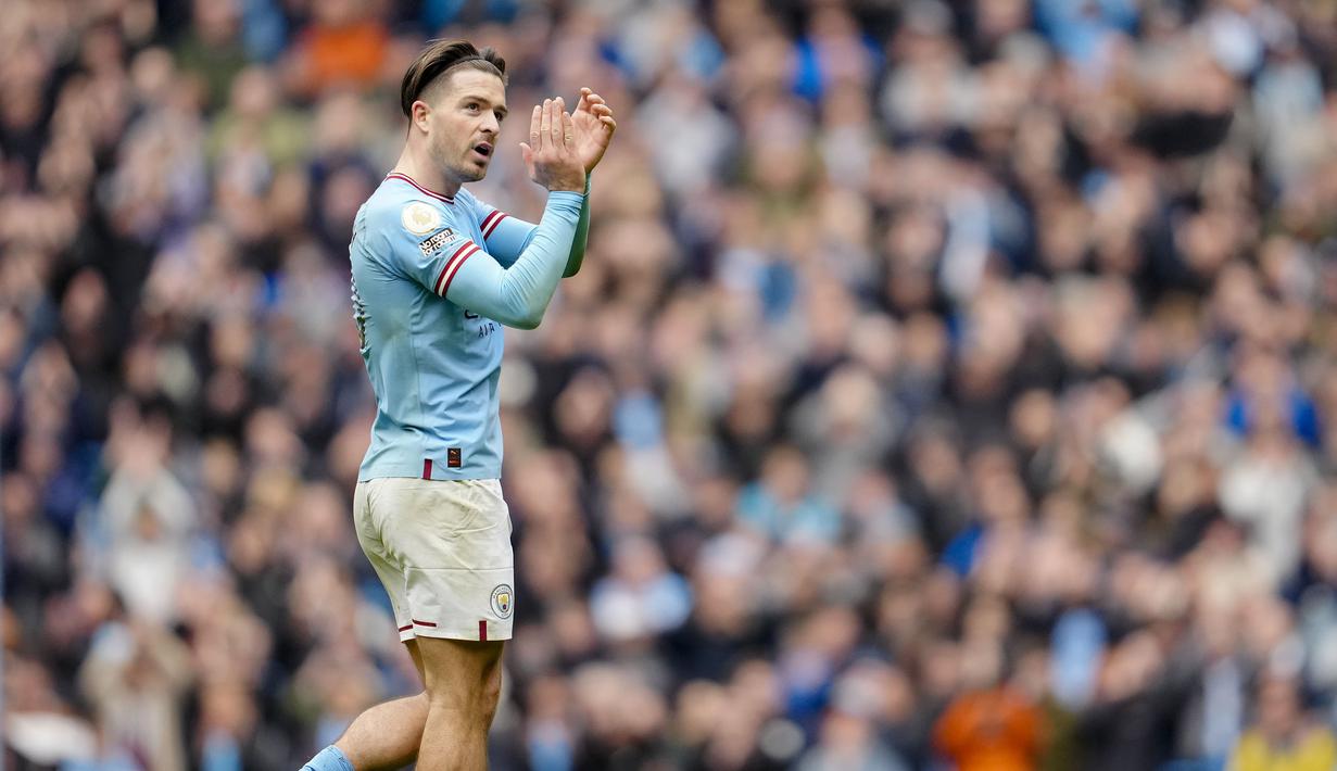 Pemain Manchester City, Jack Grealish memberikan tepuk tangan saat berjalan ke luar lapangan untuk digantikan dengan Palmer pada laga pekan ke-29 Liga Inggris 2022/2023 melawan Liverpool yang berlangsung di Etihad Stadium, Manchester, Minggu (01/04/2023) WIB. The Cityzens menang dengan skor 4-1. (AP Photo/Jon Super)