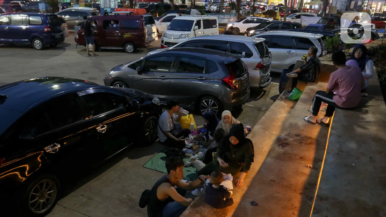 Pemudik Padati Rest Area KM 102 Cipali saat Waktu Berbuka Puasa Tiba