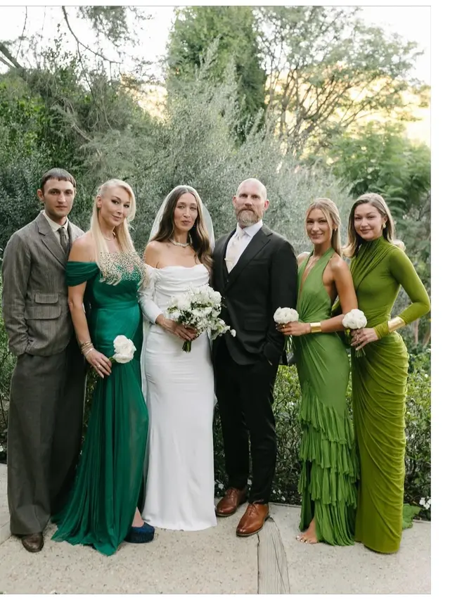 6 Gaya Bella dan Gigi Hadid di Pernikahan Sang Kakak, Kompak Bergaun Hijau Sage