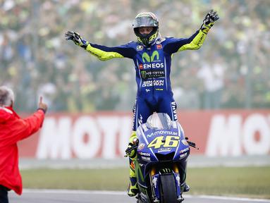 Pebalap Movistar Yamaha, Valentino Rossi, merayakan keberhasilannya menjadi yang tercepat pada MotoGP Belanda di Sirkuit Assen, Assen, Minggu (25/6/2017). Riders asal Italia itu memiliki catatan waktu 41 menit 41,149 detik. (AFP/Vincent Jannink) 