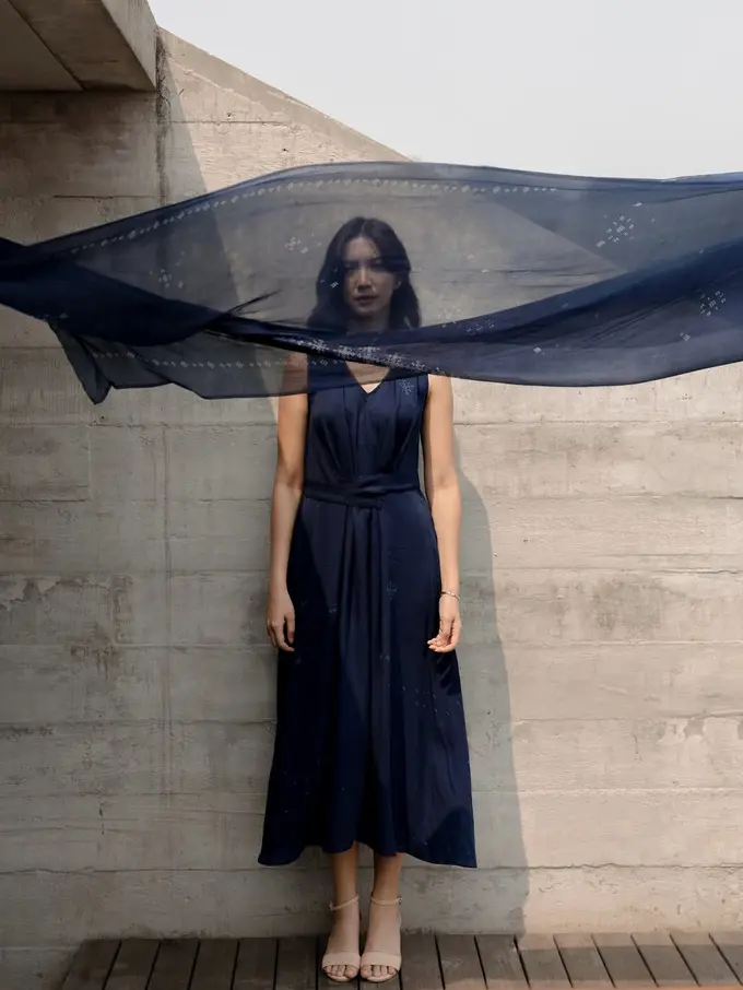 Di Balik Gaun Biru Ikonik Sheila Dara di Film Sore: Istri dari Masa Depan, Ternyata Ramah Lingkungan & Dibuat dari Fermentasi Daun Indigo