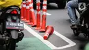 Sejumlah stick cone pembatas jalur sepeda rusak di kawasan Salemba Raya, Jakarta, Jumat (18/11/2022). Stick cone yang terpasang sejak September lalu tersebut terlihat sudah rusak dan tidak terpasang dengan benar, Pemerintah Provinsi DKI menghapus anggaran Rp 38 miliar untuk pembangunan sekitar 500 kilometer jalur sepeda dari rancangan anggaran pendapatan dan belanja daerah (RAPBD) DKI tahun 2023. (Liputan6.com/Faizal Fanani)