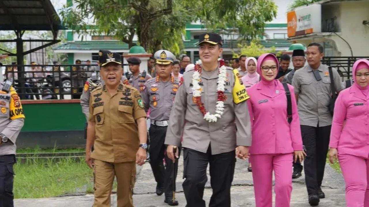Iqbal merupakan pria berzodiak Cancer dan Nindya berzodiak Taurus tampak serasi dalam berbagai momen. Keduanya juga tak pelit dalam melemparkan senyuman ke masyarakat.