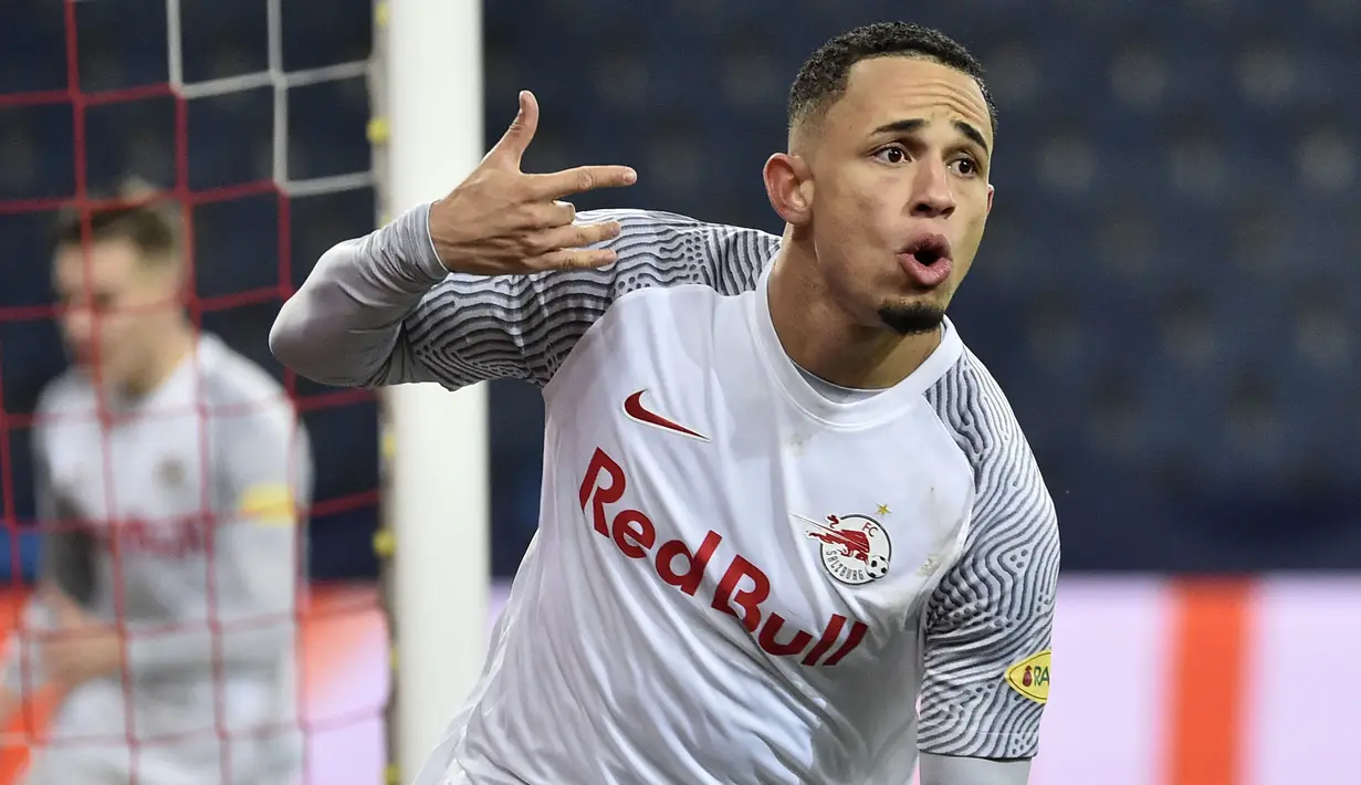 Noah Okafor tercatat telah mencetak 3 gol dalam 5 penampilannya bersama RB Leipzig di Liga Champions 2021/2022. Okafor sendiri merupakan pemuda kelahiran Binningen, 24 Mei 2000. (AFP/APA/Hans Punz)
