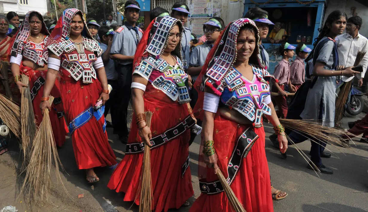Sejumlah wanita India dari suku Lambadi mengambil bagian dalam kampanye pembersihan 'Swachh Bharat Abhiyan' di Hyderabad (12/2). (AFP Photo/Noah Seelam)