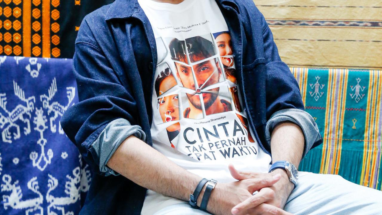 Refal Hady, yang merupakan anak bungsu dari tujuh bersaudara, merasa jenuh dengan penampilan kumis dan jenggot yang telah lama ia pertahankan. Ia penasaran apakah dengan mencukurnya, ia bisa tampak lebih muda.<br><br>