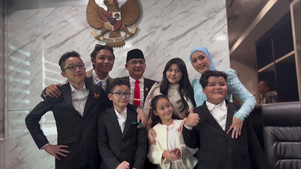 7 Potret Anak-Anak Pasha Ungu di Pelantikan sang Ayah Jadi Anggota DPR, Buah Hati dari Okie Agustina Juga Hadir
