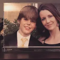 "Sangat menyakitkan melihat Pattie tak lagi menganggap Justin Bieber. Namun lebih menyaitkan melihat Justin tak keberatan kehilangan orang yag penting hanya untuk hal tak jelas," tulis seorang penggemar. (instagram/pattiemallette)