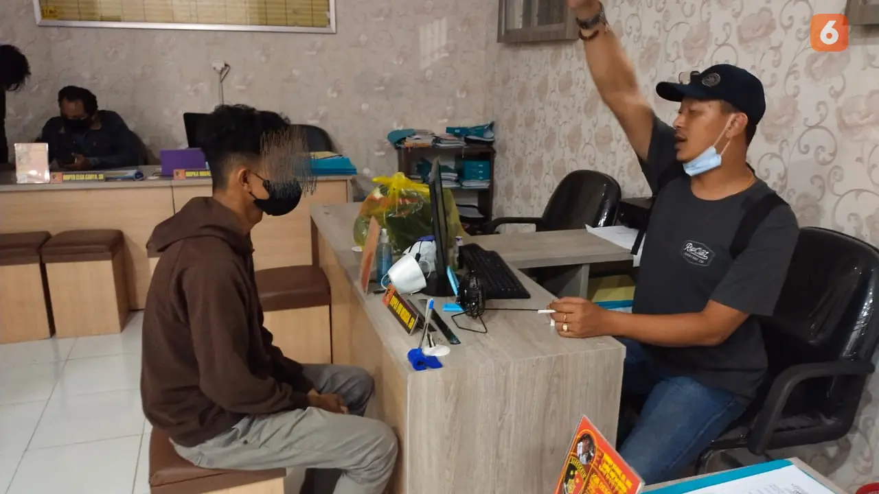 Menggunakan Kaos Hitam, Tersangka Perekam Perempuan  di Toilet Dimankan Polisi. (Hermawan Arifianto/Liputan6.com)