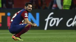 Pemain Barcelona, Ilkay Gundogan, bersedih setelah ditaklukkan Paris Saint-Germain pada duel leg kedua perempat final Liga Champions 2023/2024 Stadion Olimpic Lluis Companys, Rabu (17/4/2024). (AP Photo/Joan Monfort)