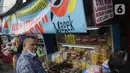 Warga memilih menu makanan khas Sumatera Barat yang dijajakan di kawasan Food Street Kramat, Jakarta, Jumat (30/4/2021). Kawasan yang menjual beragam menu makanan khas Sumatera Barat selalu ramai dikunjungi pecinta kuliner terutama jelang waktu berbuka puasa. (Liputan6.com/Helmi Fithriansyah)