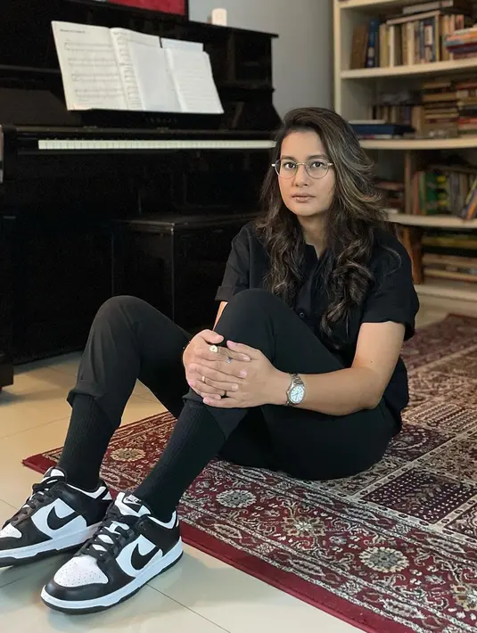 Melalui akun Instagram pribadinya, ibu tiga anak ini kerap membagikan OOTD yang didominasi oleh gaya boyish. [Foto: IG/raihaanun].