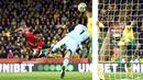 Penyerang Manchester United, Anthony Martial, melakukan sundulan ke gawang Norwich City pada laga Premier League 2019 Stadion Carrow Road, Norwich, Minggu (27/10). Manchester United menang 3-1 atas Norwich City. (AP/Joe Gidden)
