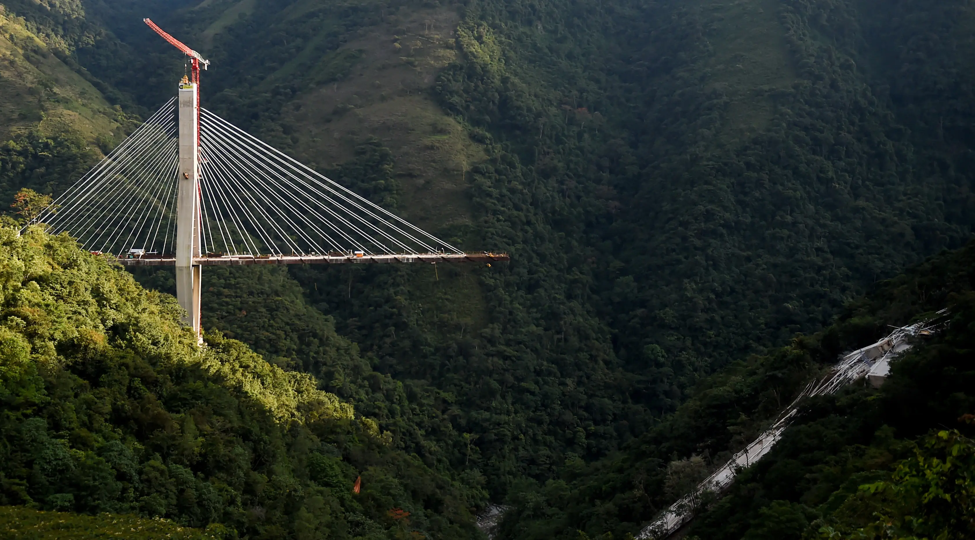 Sebuah jembatan yang menghubungkan Bogota dengan Kota Villavicencio ambruk di kota Guayabetal, Senin (16/1).  Jembatan bernama Jembatan Chirajara itu tengah dalam konstruksi dan tidak beroperasi ketika mengalami kejadian nahas tersebut (Raul Arboleda/AFP)