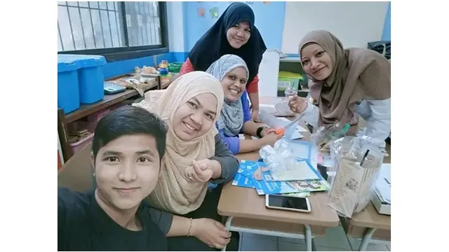 Pedangdut yang dikenal selalu ceria ini juga menyempatkan bertemu guru-guru lamanya.