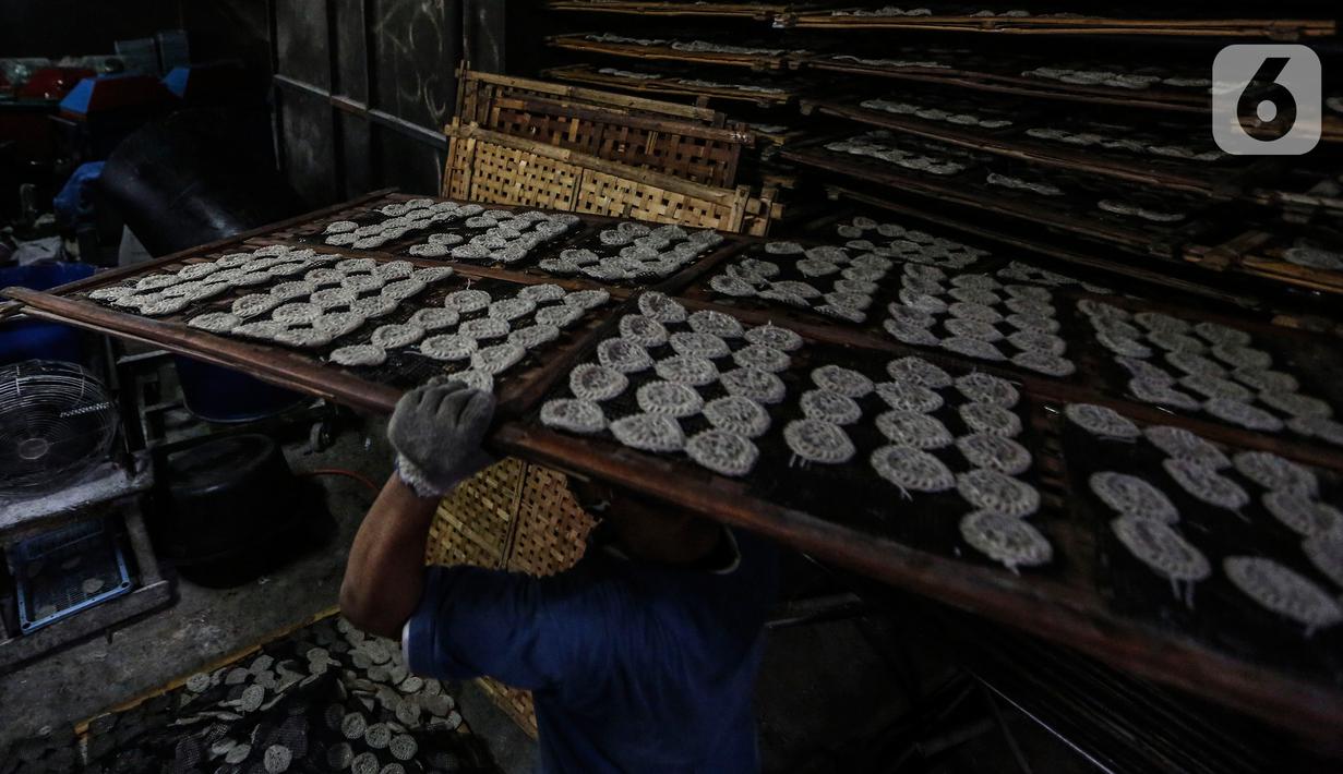Pekerja membawa hasil cetakan kerupuk mentah di UKM Kerupuk Melati, Jakarta, Rabu (16/12/2020). Pada masa pandemi COVID-19, UKM tersebut memproduksi kerupuk kurang lebih dua kuintal per hari atau menurun 40 persen dari kondisi normal. (Liputan6.com/Johan Tallo)