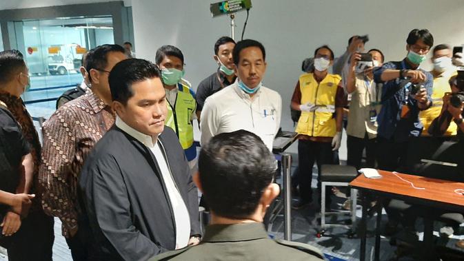 Menteri BUMN, Erick Tohir, pantau protokol penanganan virus Corona, di Terminal 3 Kedatangan Internasional, Bandara Internasional Soekarno Hatta, Rabu (11/3/2020).