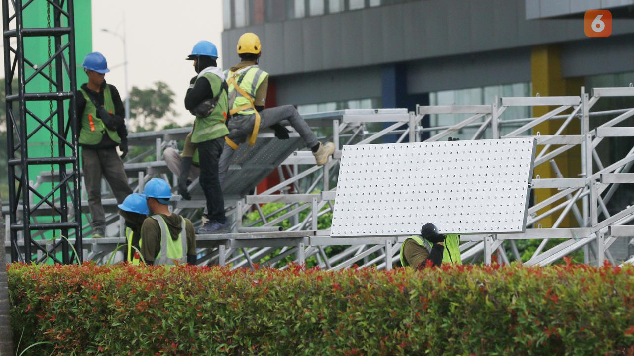 Foto: Melihat Kesibukan Pekerja Jelang Balapan Formula E di Jakarta