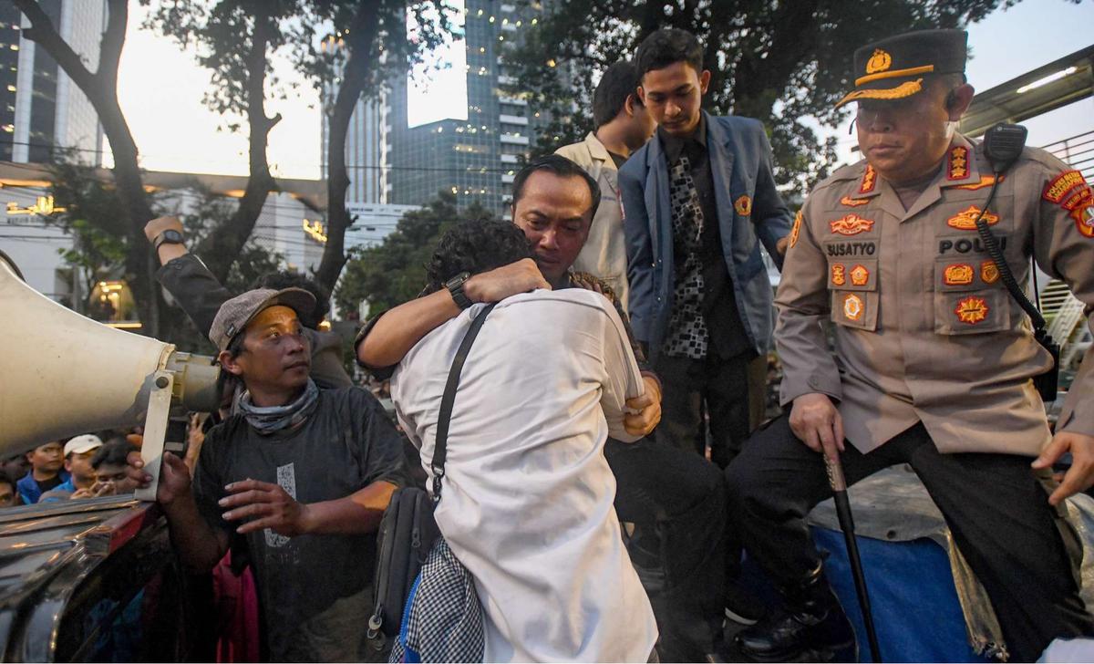 Mensesneg temui mahasiswa di aksi Indonesia Gelap