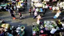 Suasana pasar ketika warga ibukota belanja kebutuhan di Pasar Kebayoran Lama, Jakarta, Rabu (22/4/2020). Harga sejumlah kebutuhan pokok pokok merangkak naik menjelang bulan Ramadan 2020 mulai dari cabe rawit, telur, daging ayam, minyak goreng, bawang hingga daging sapi. (Liputan6.com/Fery Pradolo)