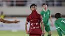 Pemain Timnas Indonesia U-23, Pratama Arhan, melakukan selebrasi dengan mengangkat jersey dan memamerkan nama istrinya setelah mencetak gol kedua ke gawang Timnas Turkmenistan U-23 dalam pertandingan grup K Kualifikasi Piala Asia U-23 2024 yang berlangsung di Stadion Manahan, Solo, Selasa (12/9/2023). Ini merupakan gol kedua bagi Arhan dalam Kualifikasi Piala Asia U-23 2024.  (Bola.com/Arief Bagus)