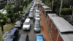 Kepadatan kendaraan di Jalan Jenderal Sudirman, Jakarta, Selasa (30/8). Pasca diguyur hujan, sejumlah ruas jalan utama di Jakarta mulai mengalami kemacetan. (Liputan6.com/Yoppy Renato)