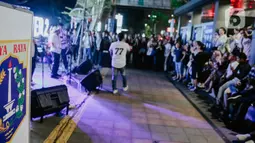 Grup musik OP Voice Band tampil dalam acara bertajuk Musik Tepi Barat dan Timur di jalur pedestrian kawasan Sudirman, Jakarta, Jumat (22/11/2019). Kegiatan rutin itu diadakan Dinas Pariwisata dan Kebudayaan Provinsi DKI pada Selasa dan Jumat mulai pukul 16.30 - 19.30 WIB (Liputan6.com/Faizal Fanani)