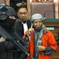 Terdakwa kasus bom Thamrin, Aman Abdurrahman dengan kawalan ketat polisi bersenjata hadir di ruang sidang Pengadilan Negeri Jakarta Selatan, Jumat (25/5). Agenda sidang adalah pembacaan nota pembelaan Aman Abdurrahman. (Liputan6.com/Immanuel Antonius)