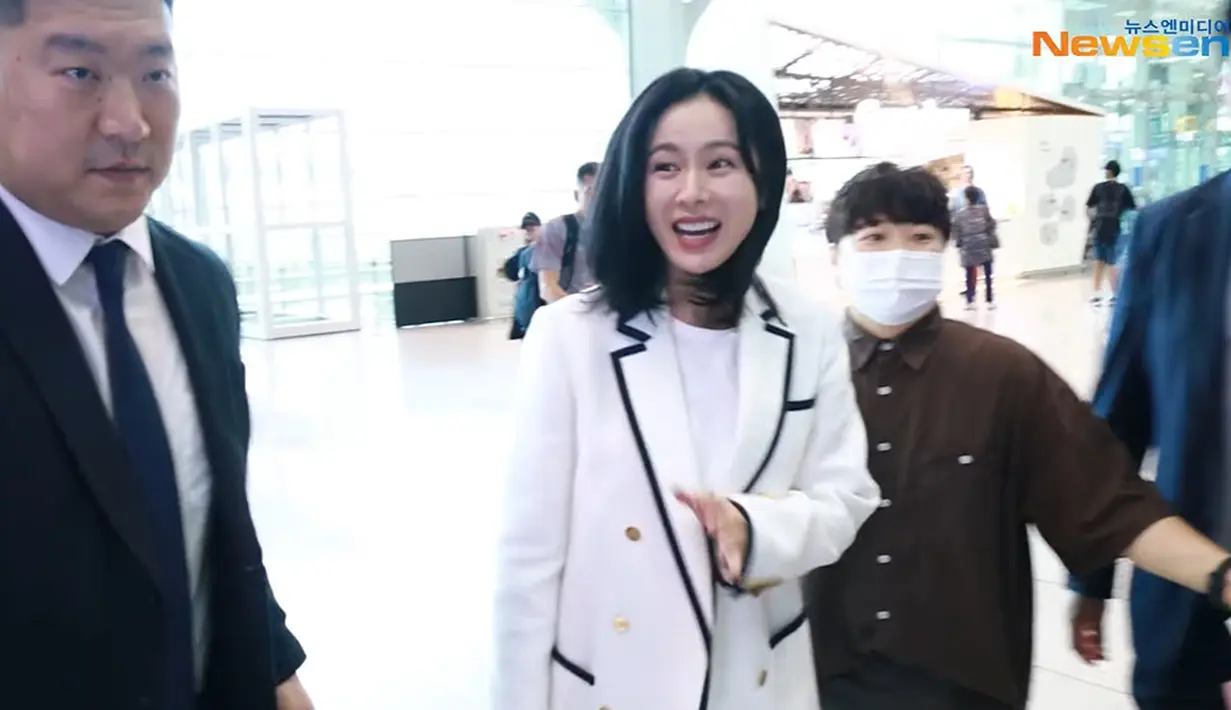 Dia berterima kasih sekali lagi kepada wartawan dan penggemar sebelum memasuki lounge bandara. (Foto: YouTube/ 뉴스엔·NewsenTV)