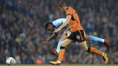 Pemain Manchester City, Gabriel Jesus (kiri) berebut bola dengan pemain Wolverhampton Wanderers, Conor Coady pada laga Piala Liga Inggris di Etihad Stadium, Manchester, (24/10/2017. City menang adu penalti 4-1. (Tim Goode/PA via AP)