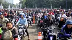 Ribuan pemotor mengantre ketika mendaftarkan diri sebagai pengojek GrabBike di Senayan, Jakarta, Rabu (12/8/2015). Lowongan kerja sebagai pengojek online tersebut merupakan peluang kerja baru bagi masyarakat. (Liputan6.com/Gempur M Surya)  